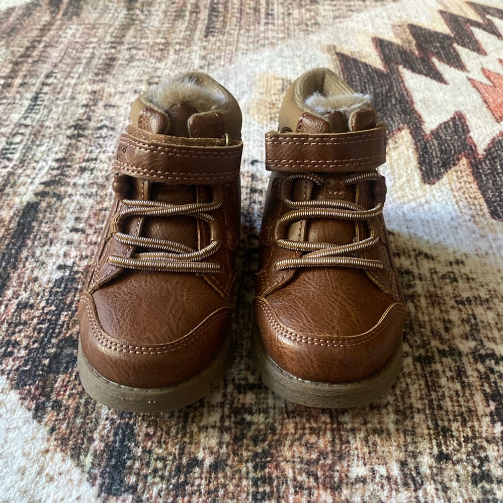 Brown toddler boots, size 6